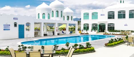 2 piscinas externas, funciona das 9h às 21h, guarda-sóis