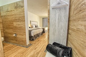 Habitación estándar, varias camas | Baño | Ducha y toallas