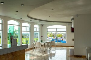 Se ofrece un desayuno continental (100.00 MXN por persona)