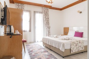 Habitación estándar, 1 cama de matrimonio, balcón | Ropa de cama de alta calidad, edredones de plumas, minibar y caja fuerte