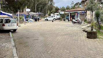 Daily cooked-to-order breakfast (EUR 20 per person)