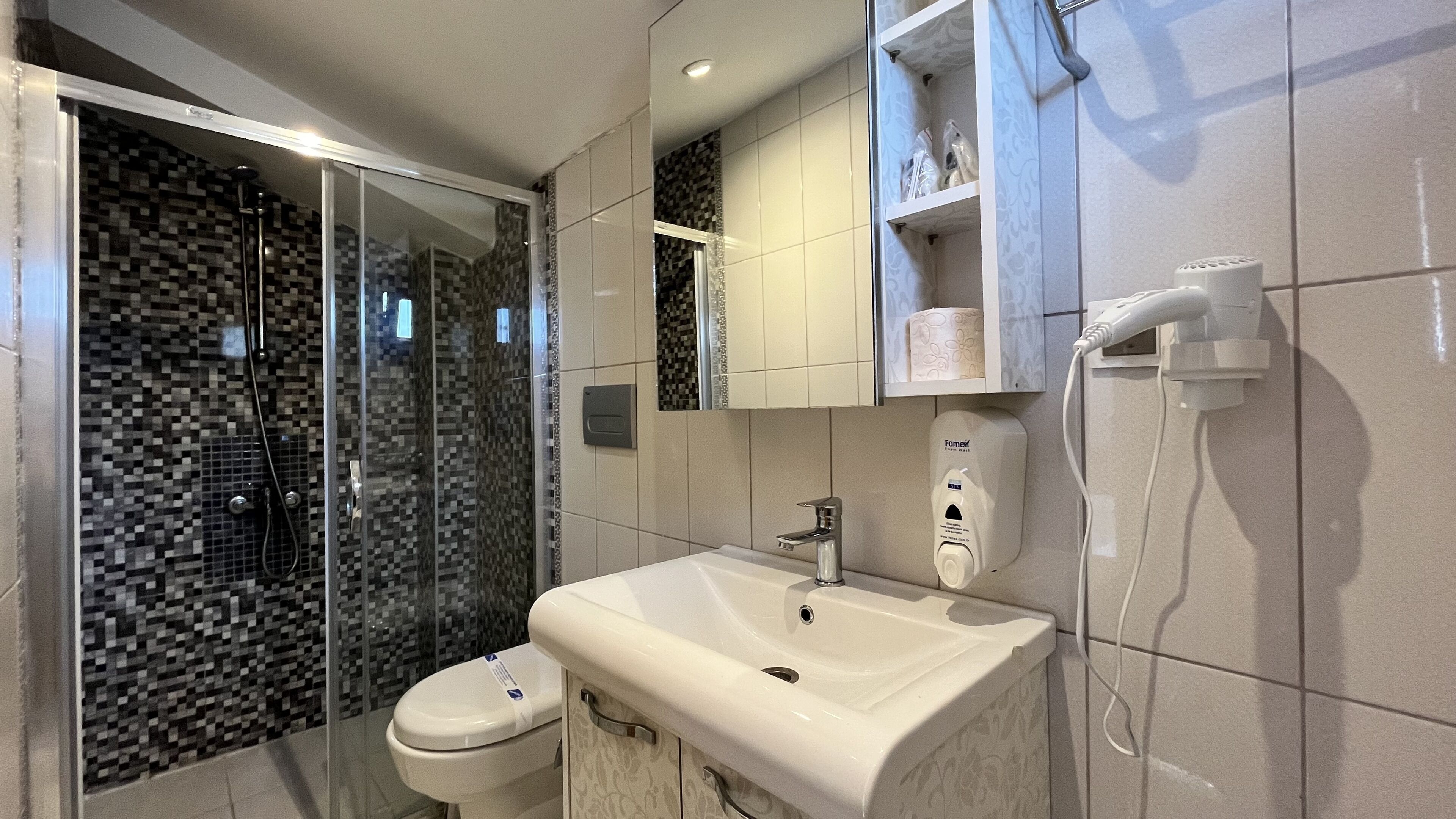 standard room, 1 queen bed, balcony | bathroom | shower, rainfall showerhead, free toiletries, hair dryer