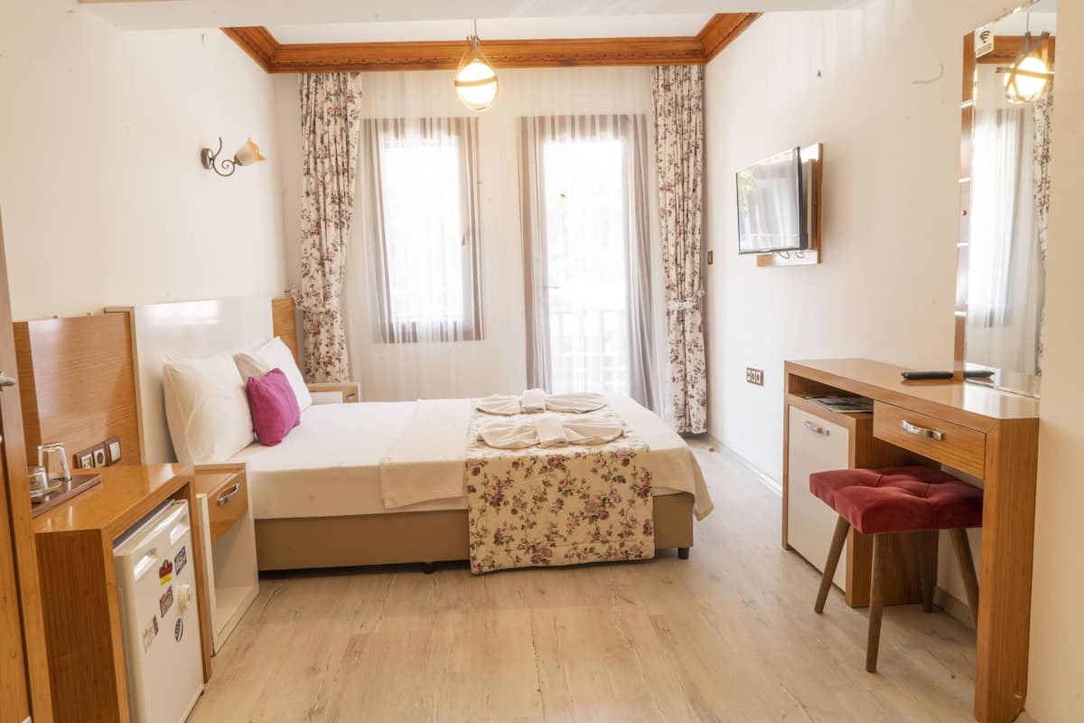 Habitación estándar, 1 cama Queen size, balcón | Ropa de cama de alta calidad, edredón y minibar