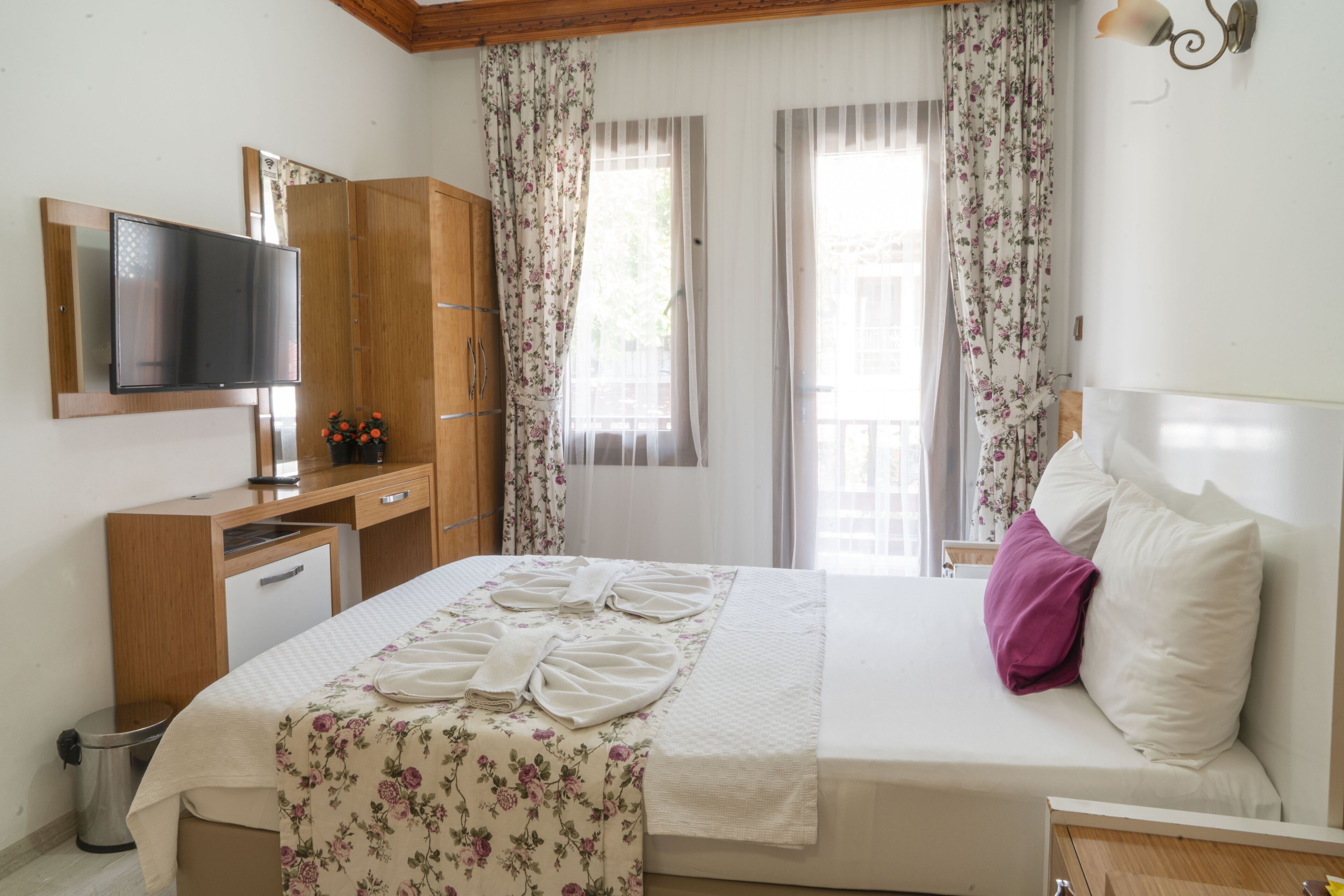 standard room, 1 queen bed, balcony | premium bedding, down duvets, minibar, in-room safe