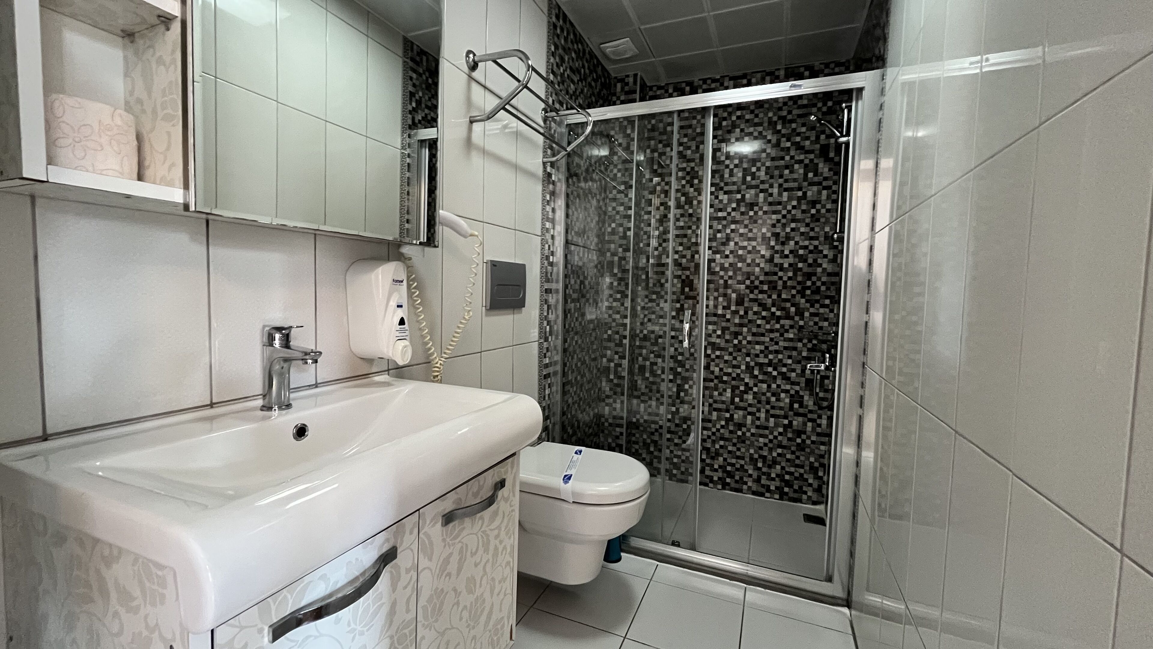 standard room, 1 queen bed, balcony | bathroom | shower, rainfall showerhead, free toiletries, hair dryer