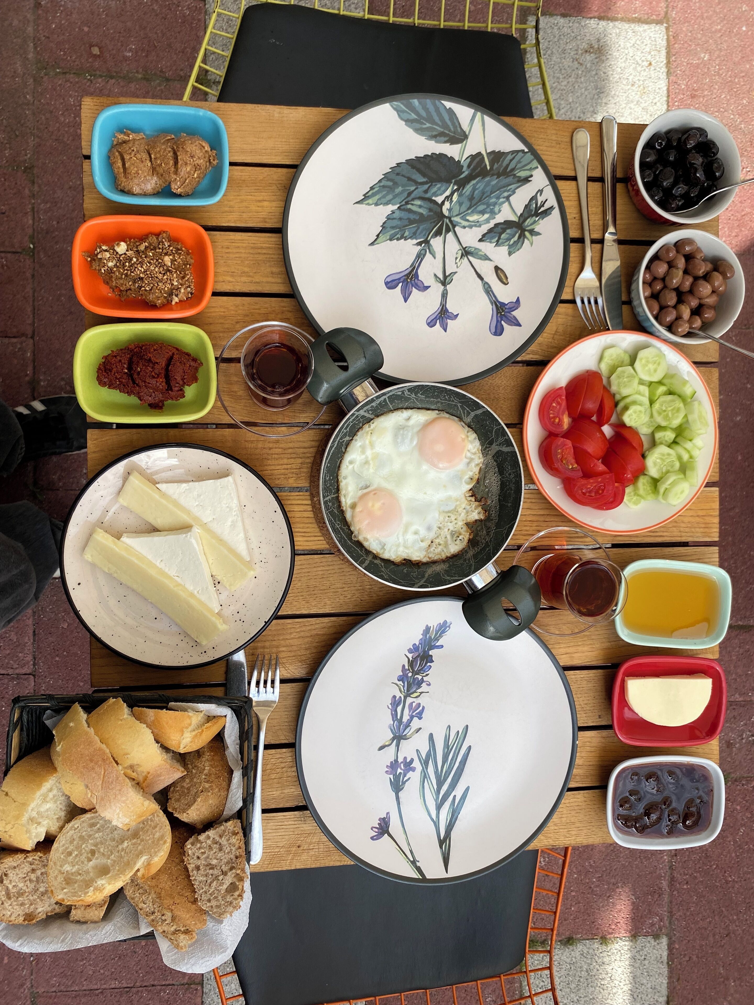 daily cooked-to-order breakfast (eur 20 per person)
