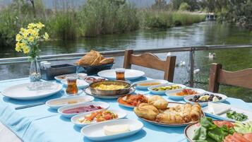 Daily cooked-to-order breakfast (EUR 20 per person)