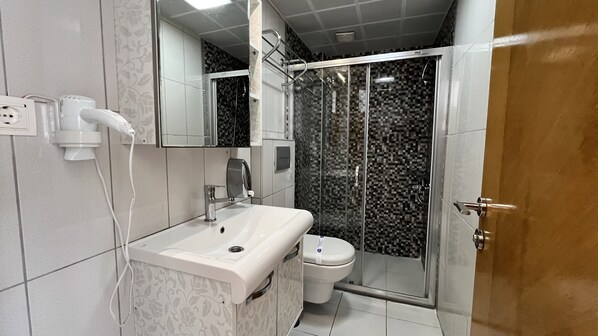 Shower, rainfall showerhead, free toiletries, hair dryer
