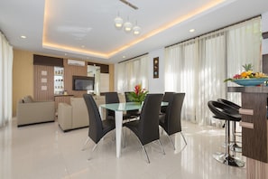 In-room dining - The Reiko Villa Bali (Nusa Dua)