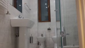 Sèche-cheveux, serviettes fournies