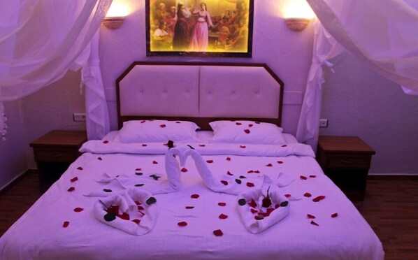 1 bedroom, desk, free WiFi - rebetika hotel located secuk near ephesus (Quadraple Sharing) (selcuk)