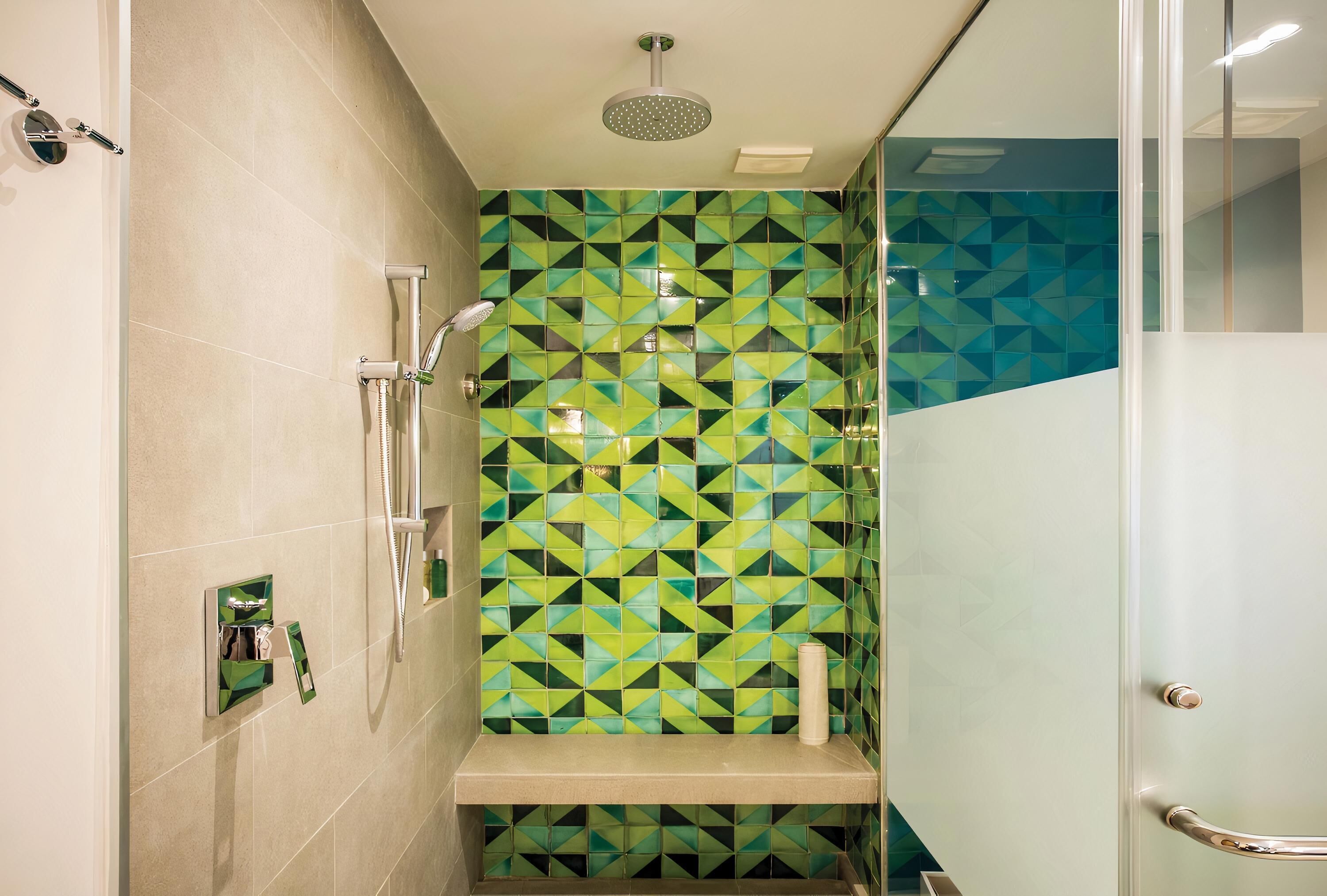 Un bagno con doccia, toilette e lavandino.