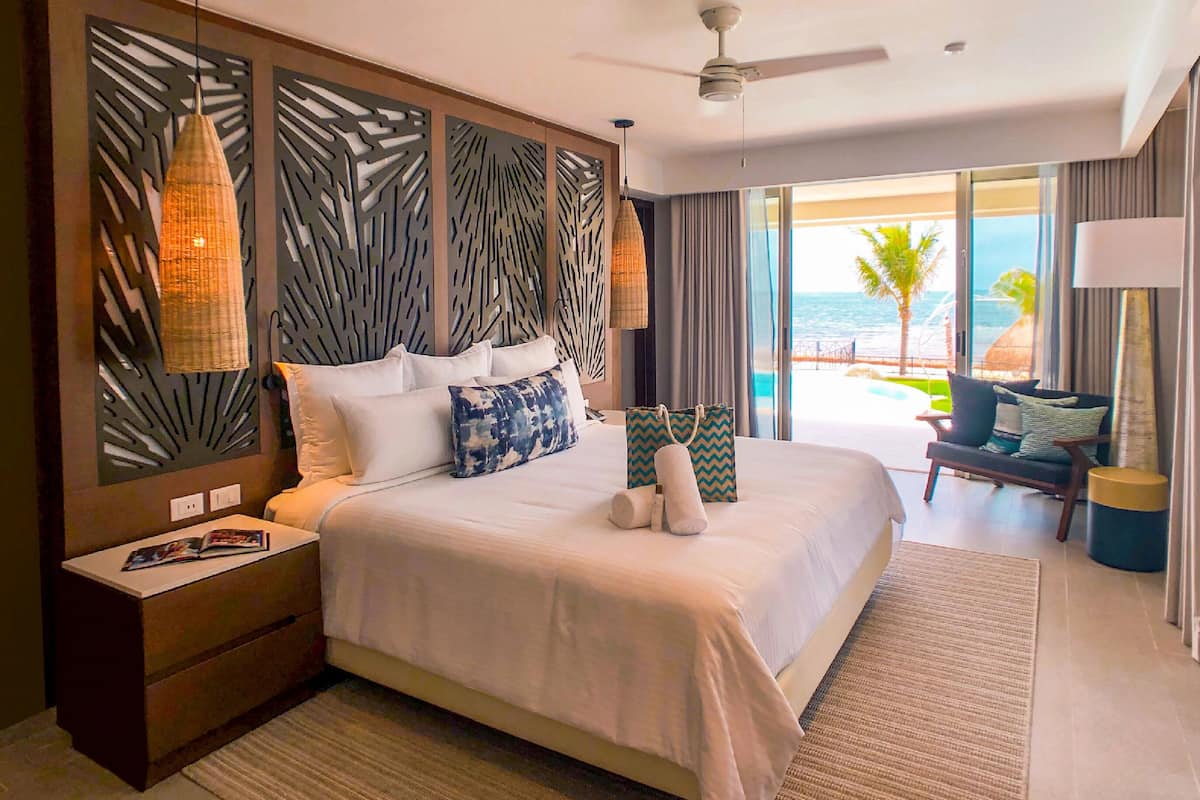 presidential suite (preferred club) | premium bedding, down duvets, free minibar, in-room safe