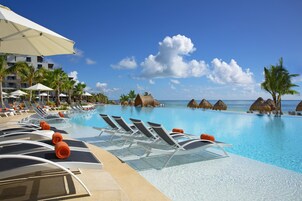 4 piscinas al aire libre, camas de piscina con cargo, sombrillas