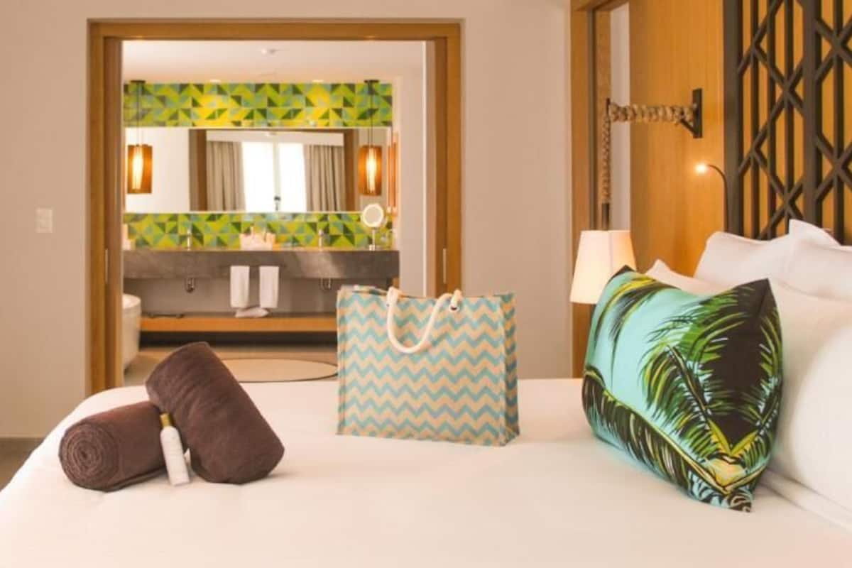 1 bedroom, premium bedding, down duvets, free minibar