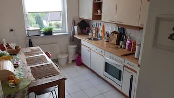 Een koelkast, een microgolfoven, een kookplaat, een vaatwasser