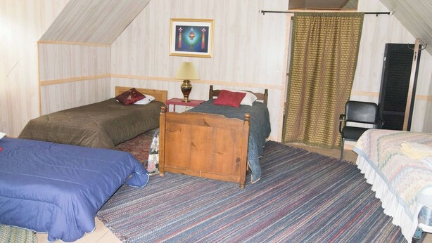 11 bedrooms, iron/ironing board, WiFi (free), bed sheets - 11-Acres | Groups | Fire Pit | Wooded Retreat (Gold Hill)