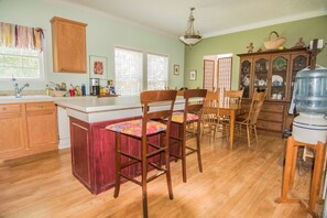 Fridge, oven, stovetop, dishwasher - 5-bedroom vacation home with a vortex and a labyrinth (Gold Hill)