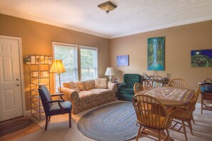 Books - 5-bedroom vacation home with a vortex and a labyrinth (Gold Hill)