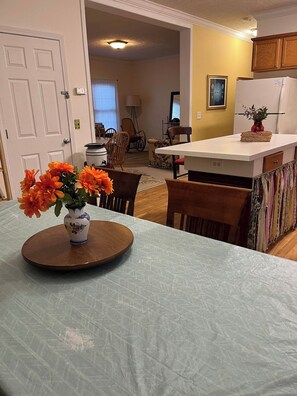 Dining - 11-Acres | Groups | Fire Pit | Wooded Retreat (Gold Hill)