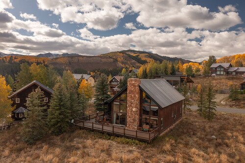 Rustic mountain home with stunning mountain views from the large deck!