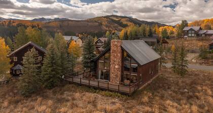 Rustic mountain home with stunning mountain views from the large deck!