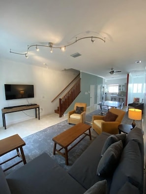 TV - Massive Luxury Townhouse Steps from the Beach (Miami Beach)