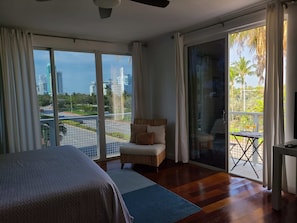 4 bedrooms, iron/ironing board, WiFi, bed sheets - Massive Luxury Townhouse Steps from the Beach (Miami Beach)