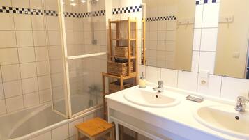 Sèche-cheveux, serviettes fournies, savon, shampoing