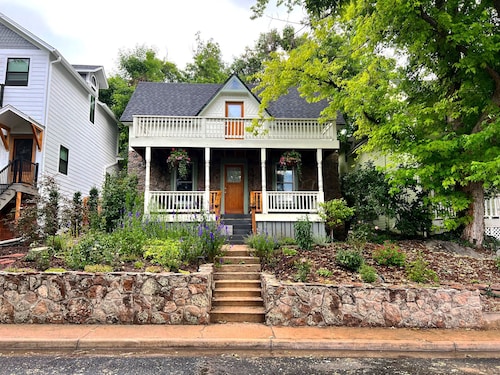 Boulder Artist Home  Mountain Views  Garden  Pet-Friendly