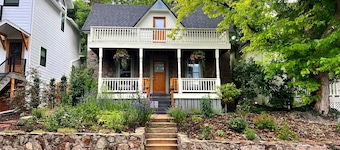 Boulder Artist Home  Mountain Views  Garden  Pet-Friendly