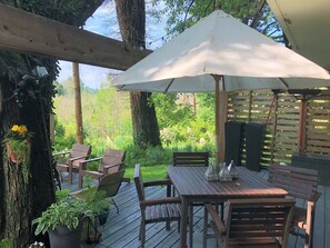 Outdoor dining - Bright Two Bedroom Cottage tucked away on the Galien River Preserve (New Buffalo)