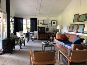 Fernseher, DVD-Player, Bücher, Stereoanlage