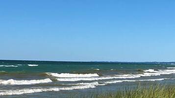 Beach nearby, sun loungers, beach towels