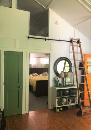 Room - Bright Two Bedroom Cottage tucked away on the Galien River Preserve (New Buffalo)