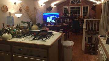 Full-sized fridge, microwave, oven, stovetop