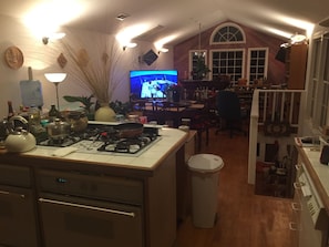 Full-size fridge, microwave, oven, stovetop - Yellow Emperor Sanctuary (San Anselmo)
