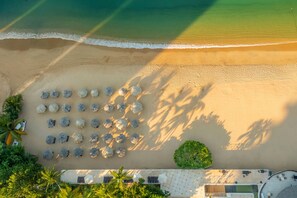 Sulla spiaggia, cabine da spiaggia gratuite, ombrelloni