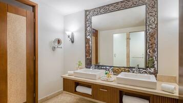 Regadera, amenidades de baño gratuitas, toallas