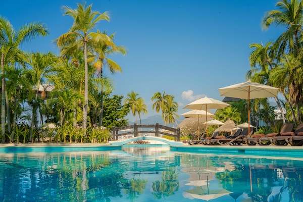 2 outdoor pools