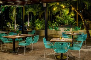 7 restaurants, breakfast, lunch, dinner served; Mexican cuisine