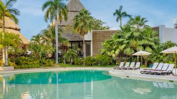 2 albercas al aire libre