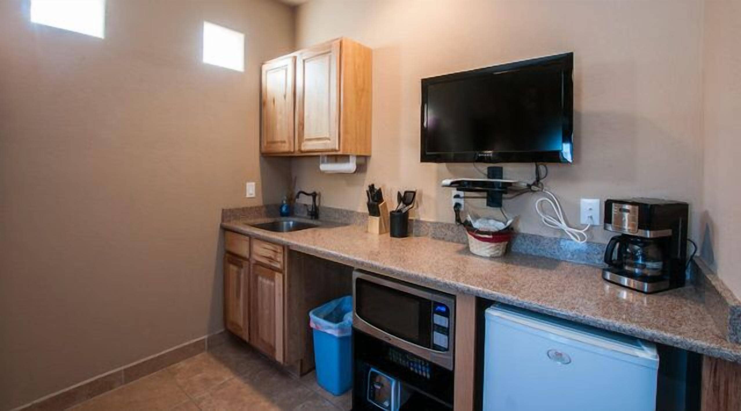 Réfrigérateur, micro-ondes, cafetière/bouilloire, grille-pain