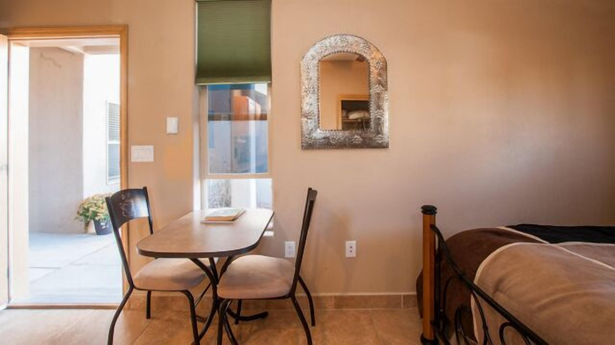 1 habitación, tabla de planchar con plancha, cuna de viaje y wifi 