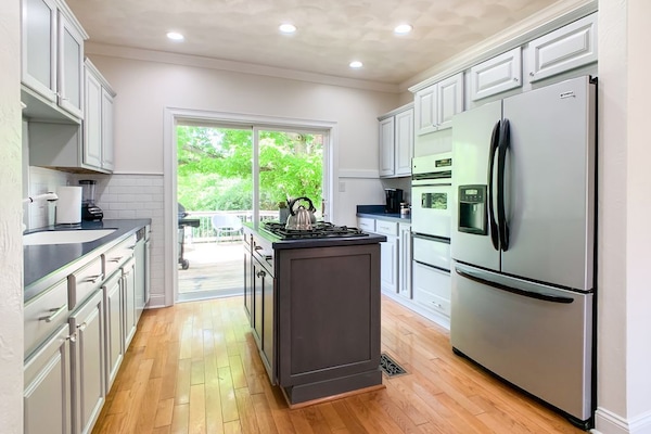 Jääkaappi, mikroaaltouuni, uuni, liesi