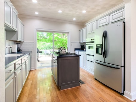 Fridge, microwave, oven, stovetop. Setter Haus - Dog Friendly, near Purina Farms and WashMO