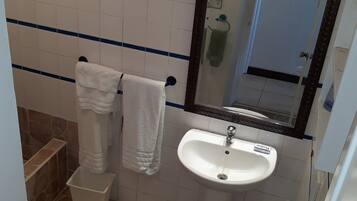 SĂšche-cheveux, serviettes fournies