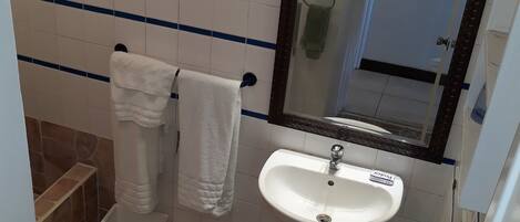 Séchoir à cheveux, serviettes fournies