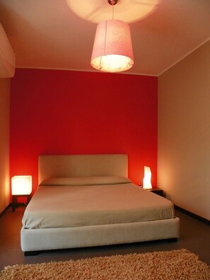 6 bedrooms, desk, iron/ironing board, travel cot