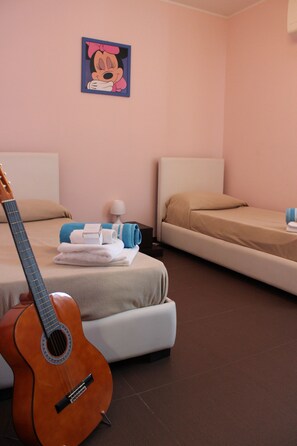 6 habitaciones, escritorio y tabla de planchar con plancha 